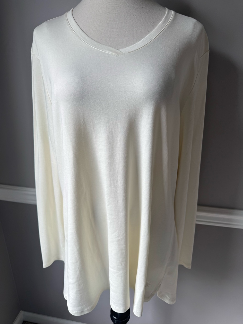 Isaac Mizrahi Cream V-Neck Long Sleeve Top